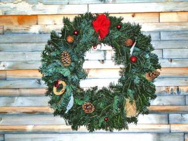 Ahşap bir arka planda noel süsü