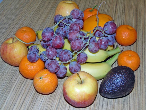 Vruchten Een Houten Ondergrond Clementines Persimmon Appels Appel Bananen Avocado — Stockfoto