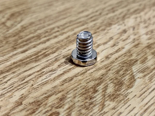 Tornillo Sobre Fondo Madera —  Fotos de Stock