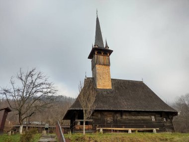 Romanya 'nın Maramures ilçesindeki ahşap ortodoks kilisesi