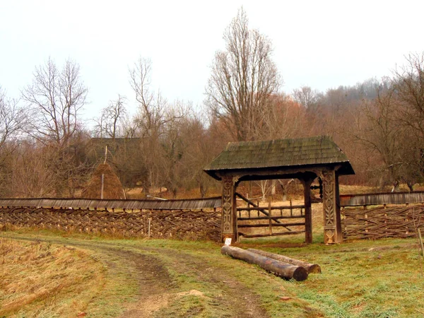 Maramures县的大门和木制栅栏 在Baia Mare村博物馆 — 图库照片