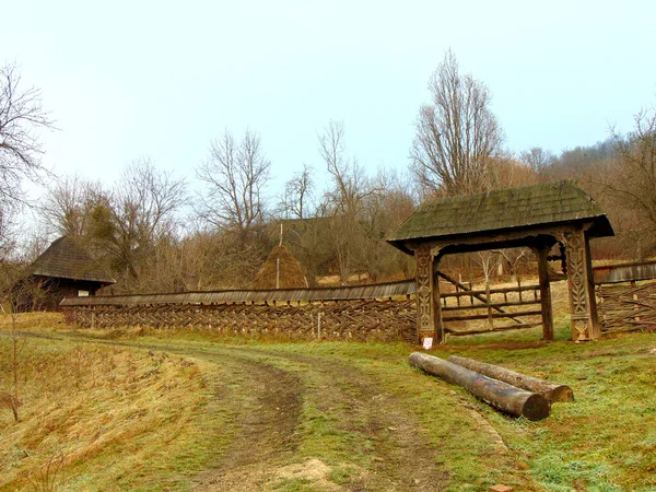 Πύλη Και Ξύλινο Φράχτη Στην Κομητεία Maramures Στο Μουσείο Του — Φωτογραφία Αρχείου