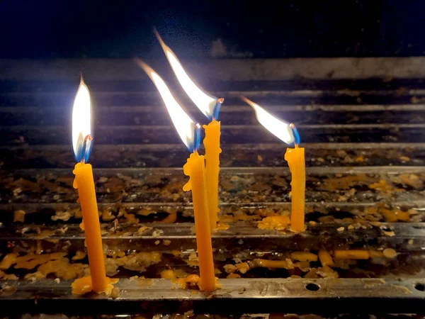 Κεριά Που Καίνε Μια Ορθόδοξη Εκκλησία — Φωτογραφία Αρχείου