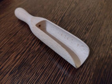 Masadaki baharatlar için ahşap kaşık