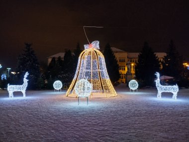 Romanya 'nın Baia Mare kentinde Noel ışıkları ve süslemeleri