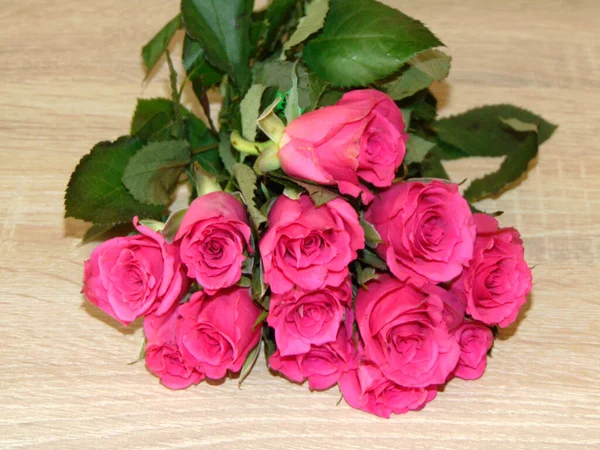 Strauß Rosa Rosen Auf Einem Hölzernen Hintergrund — Stockfoto
