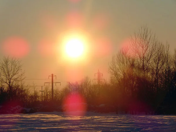 Güneş Kışın Gökyüzünde Manzara — Stok fotoğraf
