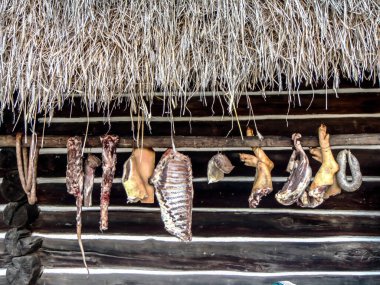 Romanya 'nın Maramures kentindeki geleneksel bir evde et asılı