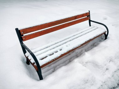 Baia Mare şehrinde kışın bankta