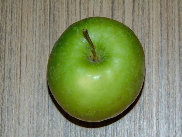 Grüner Apfel Auf Einem Hölzernen Hintergrund — Stockfoto