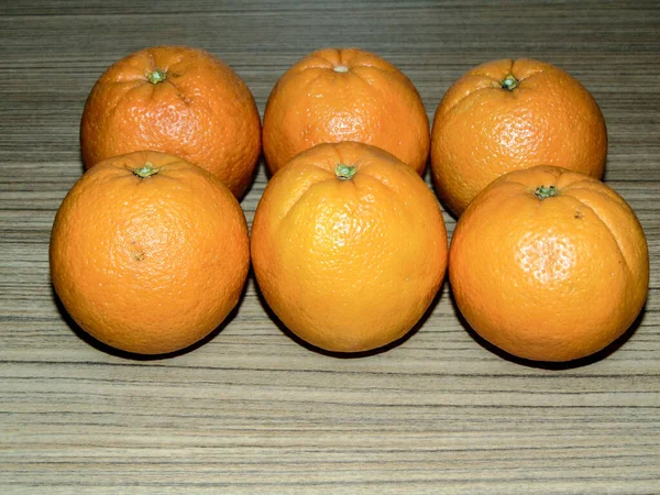 Groep Sinaasappels Een Houten Ondergrond — Stockfoto