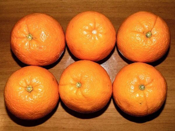 Orangengruppe Auf Einem Hölzernen Hintergrund — Stockfoto