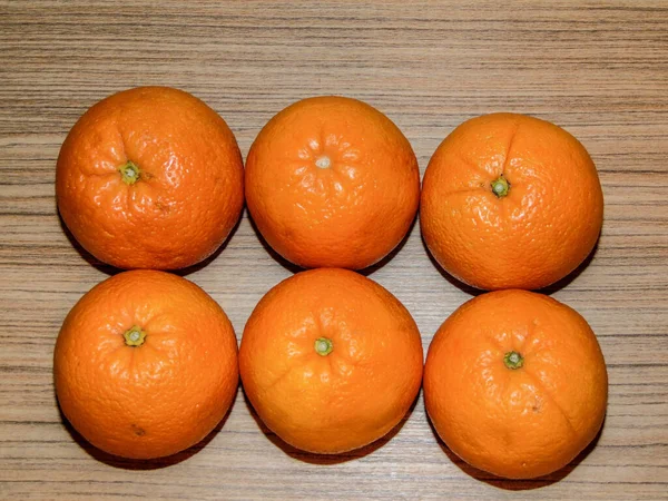 Groupe Oranges Sur Fond Bois — Photo