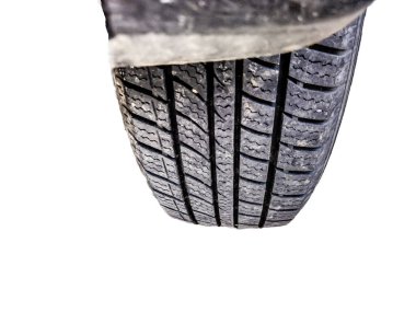 Bir araba tekerleğinin tekerleği beyaza izole edilmiş.