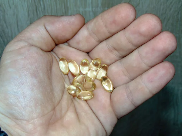 Bir Insan Avuç Içinde Çeşitli Vitamini Kapsülleri Bulundurur — Stok fotoğraf