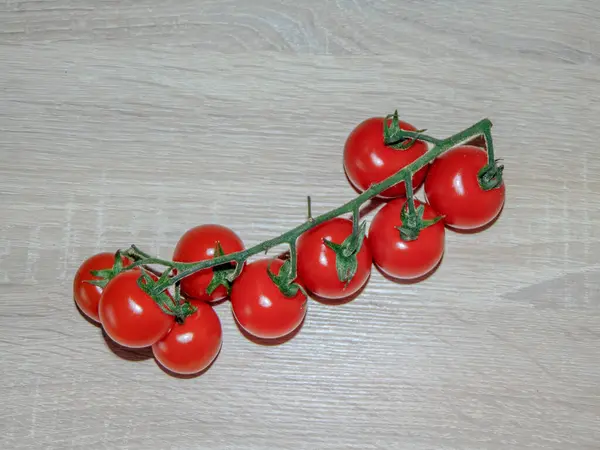 Pomidory Wiśniowe Drewnianym Tle — Zdjęcie stockowe