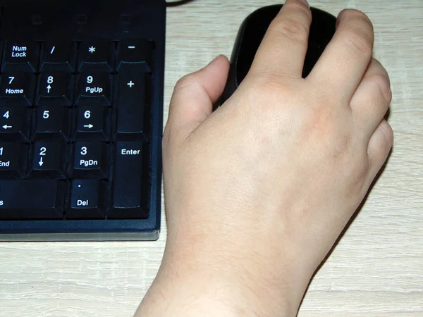一个人在电脑上工作的时候握着鼠标 — 图库照片