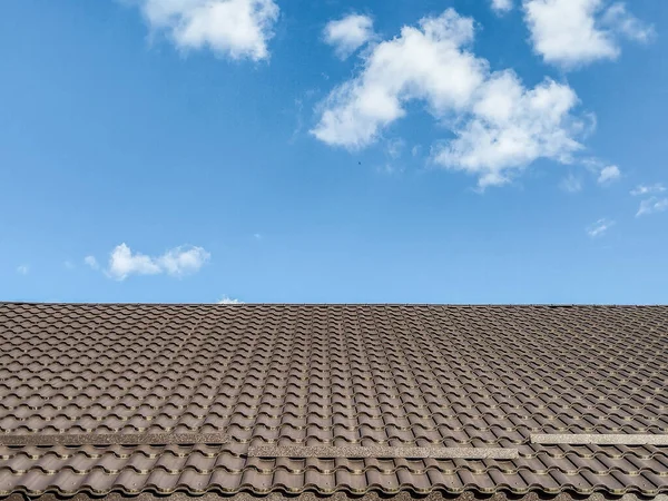 家のタイル張りの屋根と澄んだ空 — ストック写真