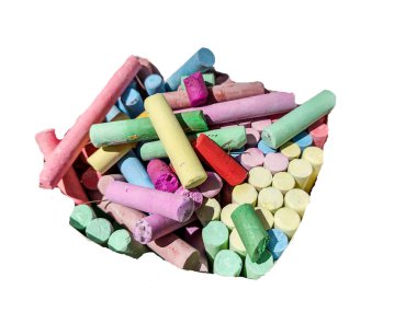 Birkaç renkli tebeşir parçası.