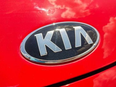Baia Mare, Romanya - 11 Haziran 2022: KIA kırmızı bir arabanın logosu