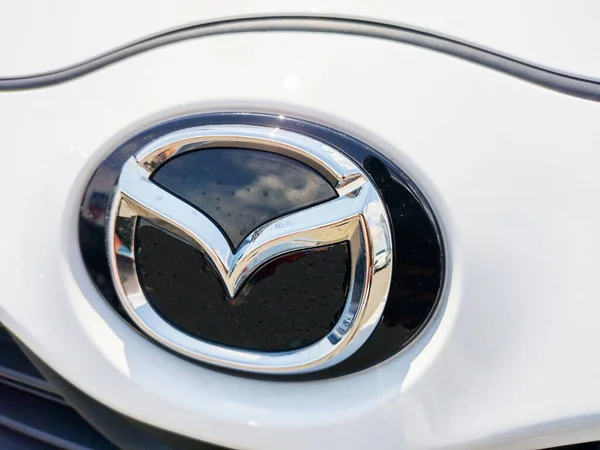 Baia Mare, Romanya - 11 Haziran 2022: Mazda logosu beyaz Mazda otomobilinde