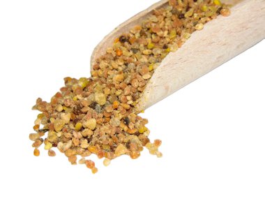 Tahta kaşıkta çiğ şekilsiz polen. Beyaz kaşıkta izole edilmiş.