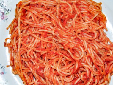 Domates soslu spagetti, kekik ve sarımsak - makarna konsepti