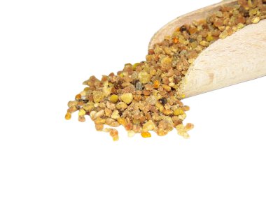 Tahta kaşıkta çiğ şekilsiz polen. Beyaz kaşıkta izole edilmiş.