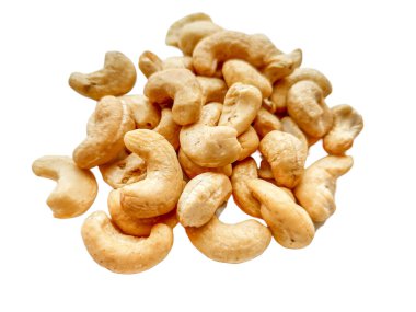 Beyaz arkaplanda çiğ kaju.