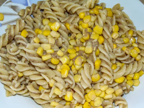 Tészta Aprított Tonhallal Kukoricamaggal Élelmiszer — Stock Fotó
