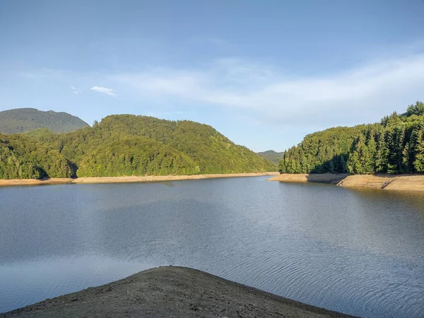 ルーマニア 2022年6月 マラムール郡のFiriza湖 この期間中はダムで行われている作業のため水位が低くなります — ストック写真