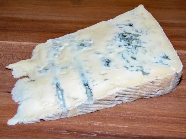 Ahşap arka planda Gorgonzola peyniri
