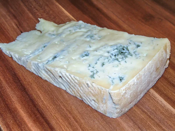 Τυρί Gorgonzola Ξύλινο Φόντο — Φωτογραφία Αρχείου