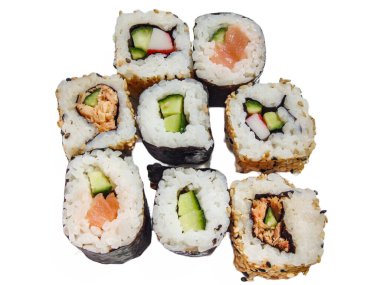 Suşi sarması beyaz arka planda izole edilmiş.