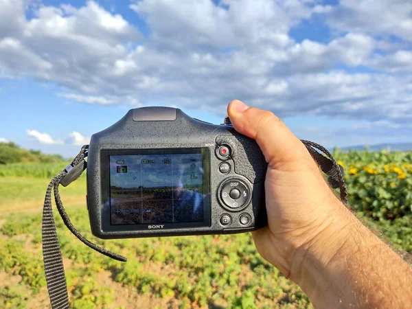 Een Man Neemt Een Foto Met Camera Fotografieconcept — Stockfoto