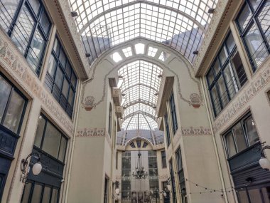 Romanya 'nın Oradea kentindeki Kara Kartal Sarayı' nın geçişi. Pasajul Vulturul Negru din Oradea