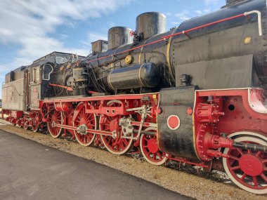 Eski buharlı lokomotif Romanya 'da 1932' de yapıldı. Oradea 'da sergilendi
