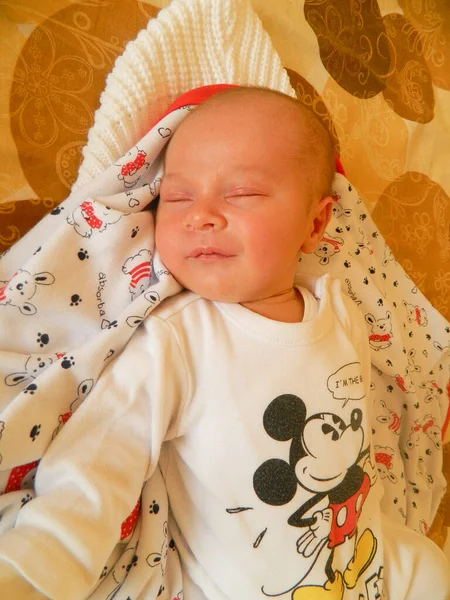 Bir Erkek Bebek Uyurken Gülümser — Stok fotoğraf