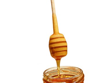 Poliflora arısı balı, tahta kaşıktan kavanoza akıyor. Arıcılık kavramı.