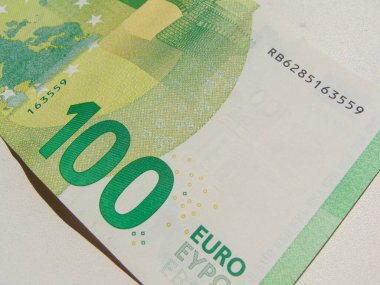 100 avroluk banknot beyaza izole edilmiş. Ekonomi kavramı
