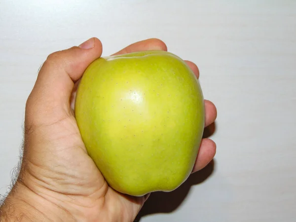 Een Persoon Houdt Een Appel Zijn Hand — Stockfoto