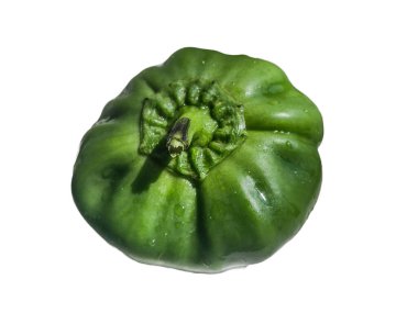 Beyaz arkaplanda yeşil biber izole edildi
