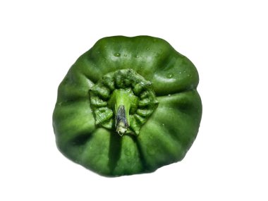 Beyaz arkaplanda yeşil biber izole edildi