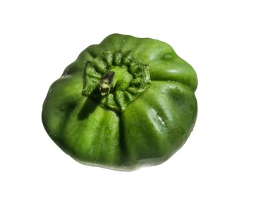 Beyaz arkaplanda yeşil biber izole edildi