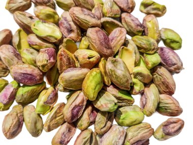 Soyulmuş fıstıklar beyaz arkaplanda izole edilmiş.