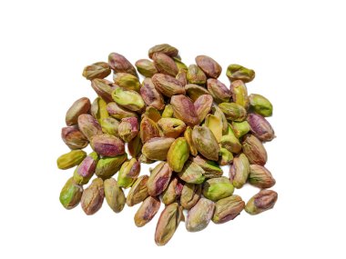 Soyulmuş fıstıklar beyaz arkaplanda izole edilmiş.