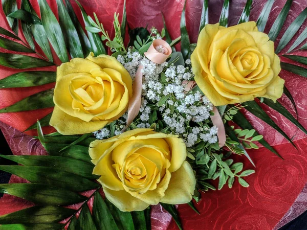 Букет Трьох Жовтих Троянд — стокове фото