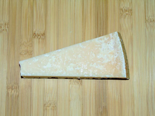 Fetta Parmigiano Fondo Legno — Foto Stock