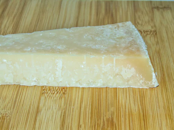 Ahşap Bir Arka Planda Parmesan Dilimi — Stok fotoğraf