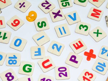 Beyaz üzerine izole edilmiş renkli harfler ve sayılar. Eğitim için, okul için